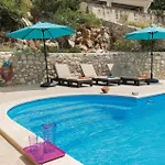 Five-bedroom In Vakantiehuis *