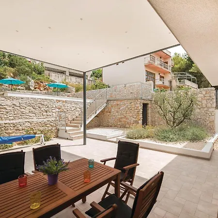 Five-bedroom In 펜션