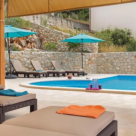 펜션 Five-bedroom In